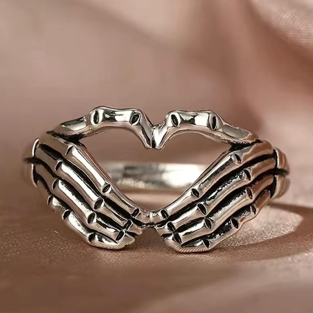 NIP Skeleton Hand Heart ring